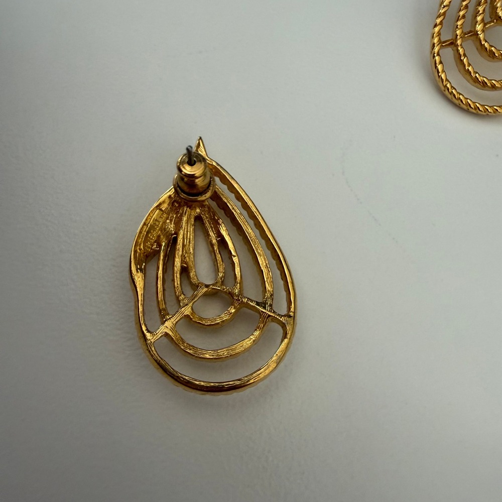 Trifari Vintage Gold Tone Teardrop Rope Textured Post Earrings Openwork Leaf - Picture 2 of 6